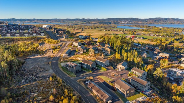 I tillegg til garasje i huset er det en garasjeplass i rekke