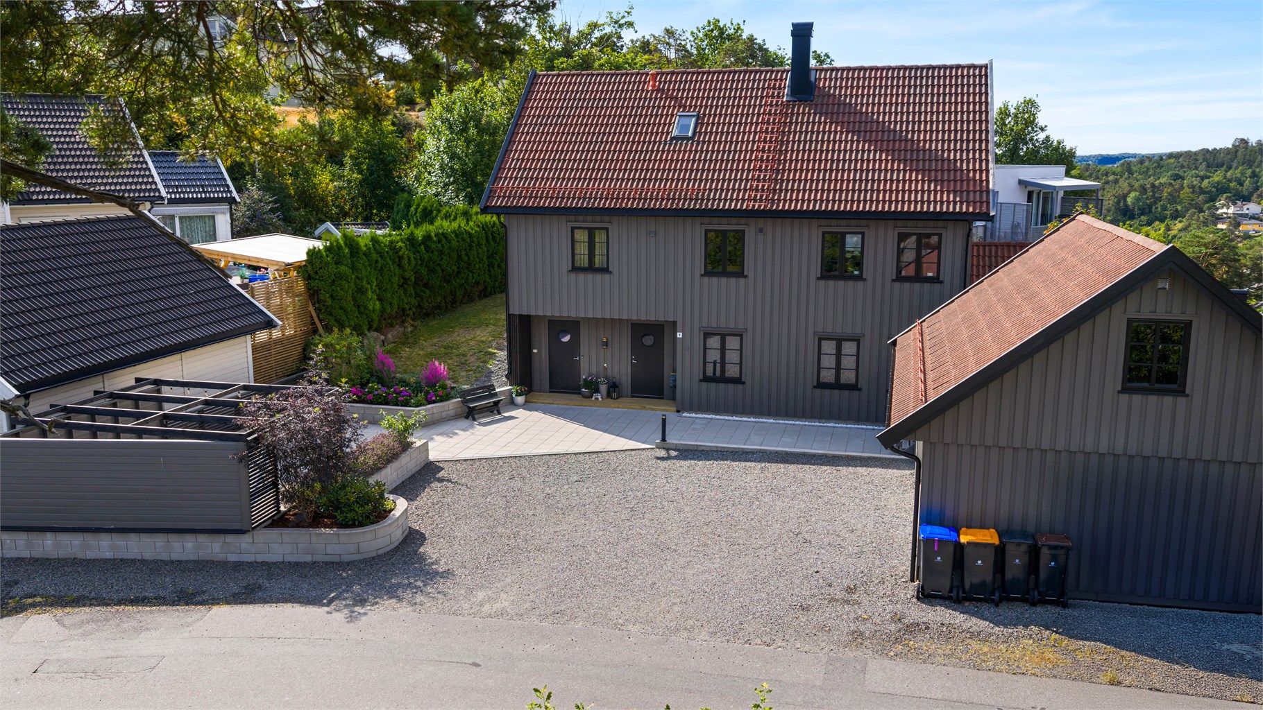 Eiendommen er pent opparbeidet og gir et velstelt inntrykk