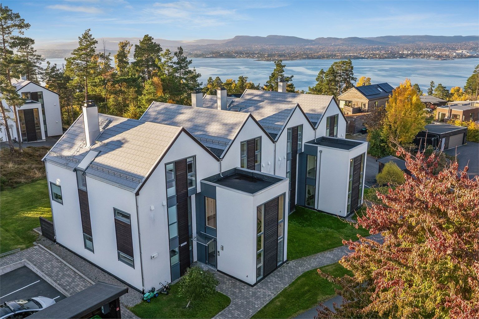 Solsideveien ligger på Nesoddens vestside i et rolig og sentralt boområde med kort vei til sjøen.