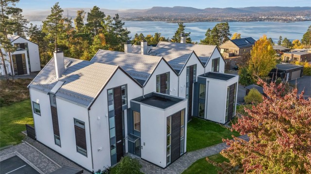 Solsideveien ligger på Nesoddens vestside i et rolig og sentralt boområde med kort vei til sjøen.
