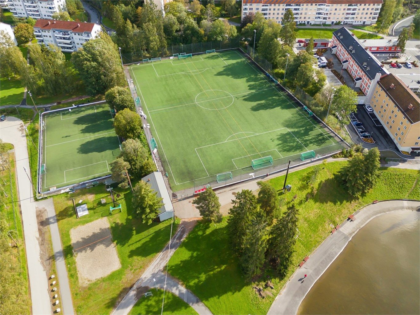 Kunstgressbane og volleyballbane noen få meter fra boligen
