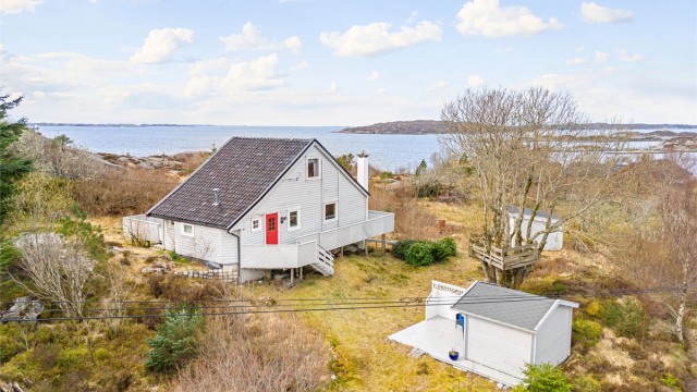 Hytten ligger flott til på Brimnes med storhavet like utenfor, men er samtidig skjermet av øyer og lune sund.