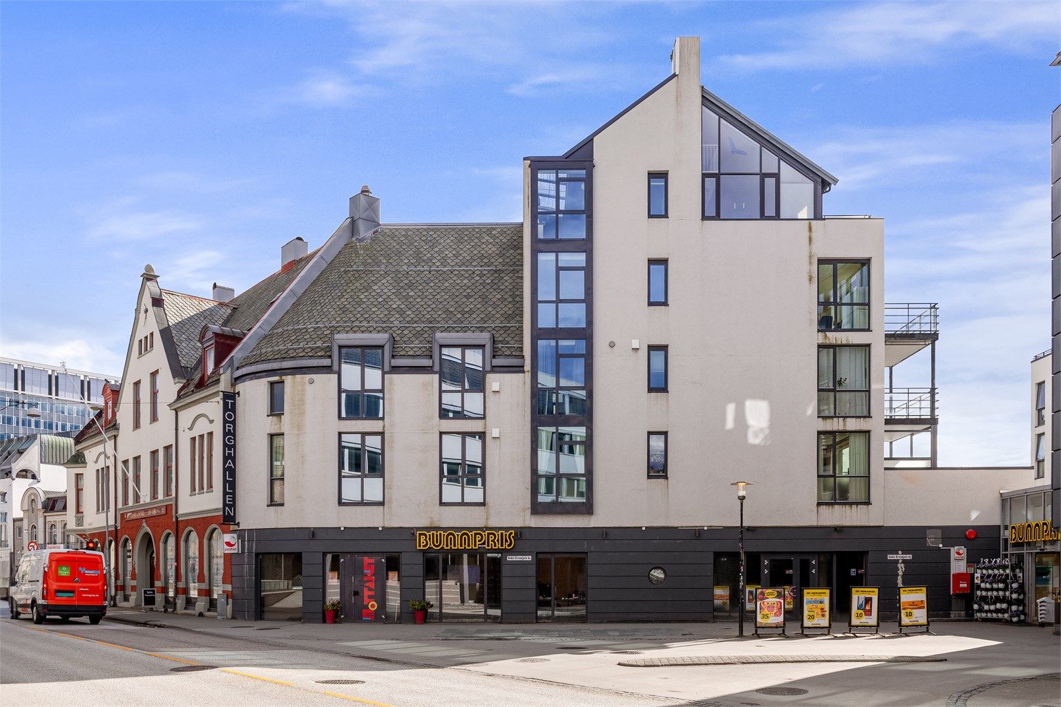 Dagligvarehandelen gjøres enkelt hos Bunnpris, som ligger i første etasje av bygget