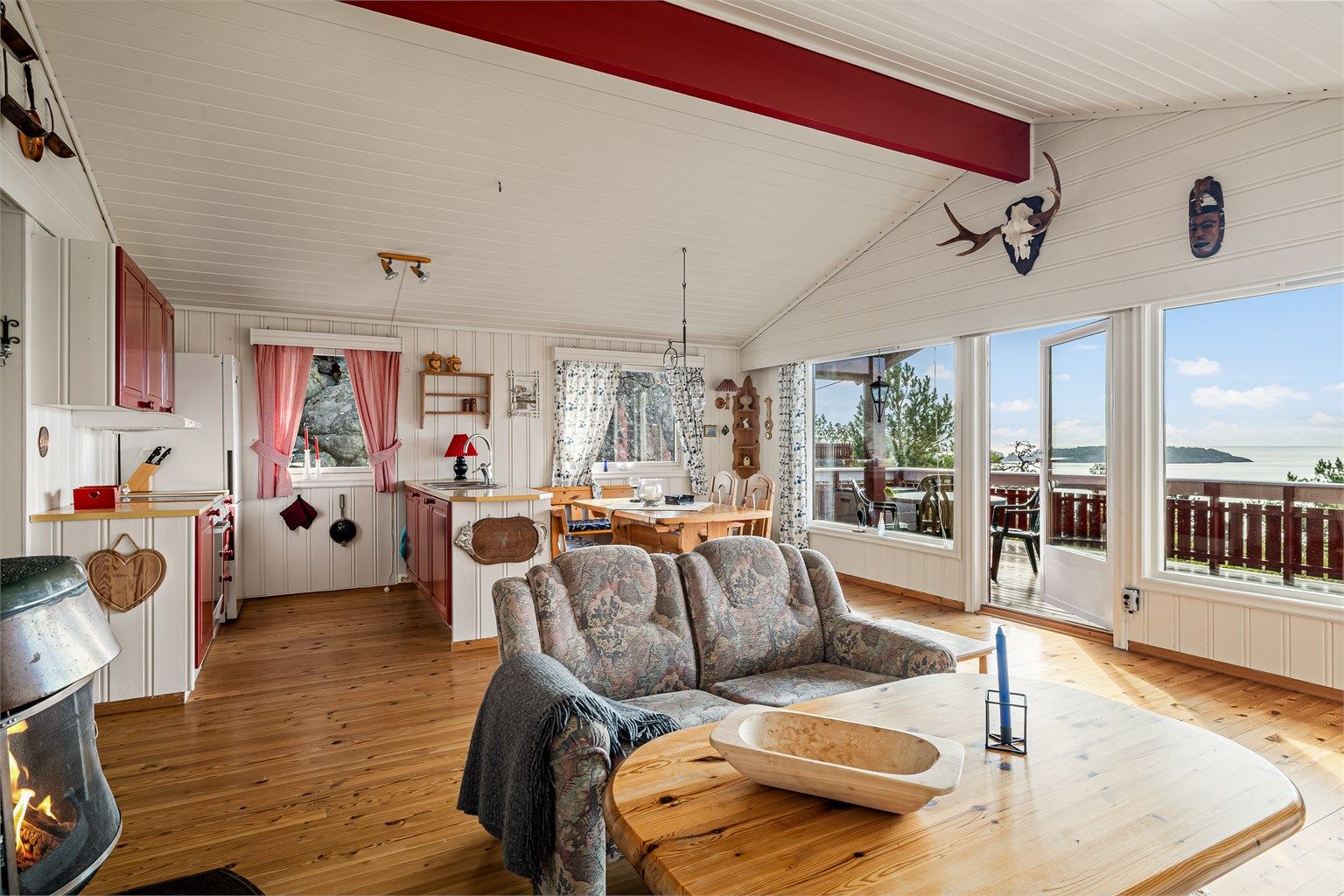 I stuen består gavlveggen mot sjøen av store vindusflater. Det gir rommet en helt spesiell atmosfære.