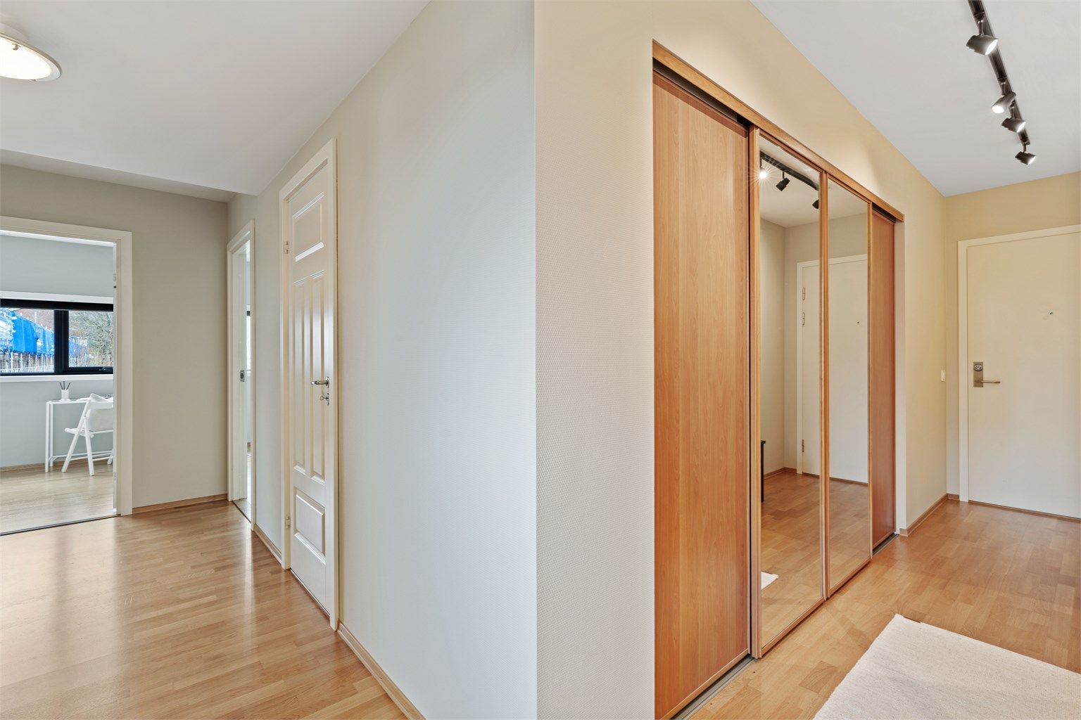 Gangen binder sammen soverommene og badet med resten av leiligheten.