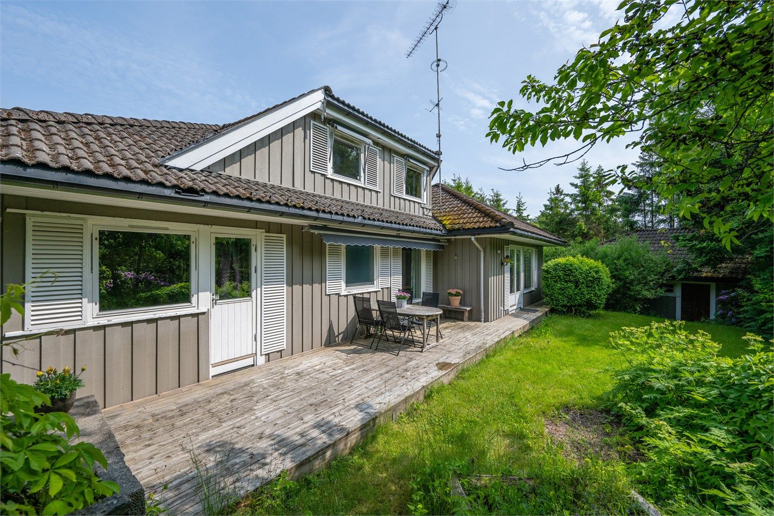 Koselig enebolig på stor, eiet tomt på 1,7 mål i naturskjønne og helt usjenerte omgivelser