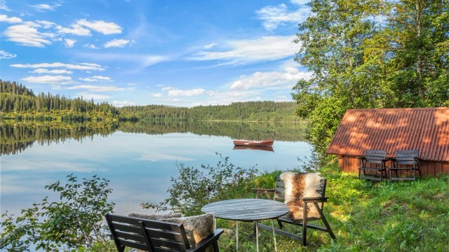 Nydelig nede ved vannet hvor eiendommen disponerer båtnaustet