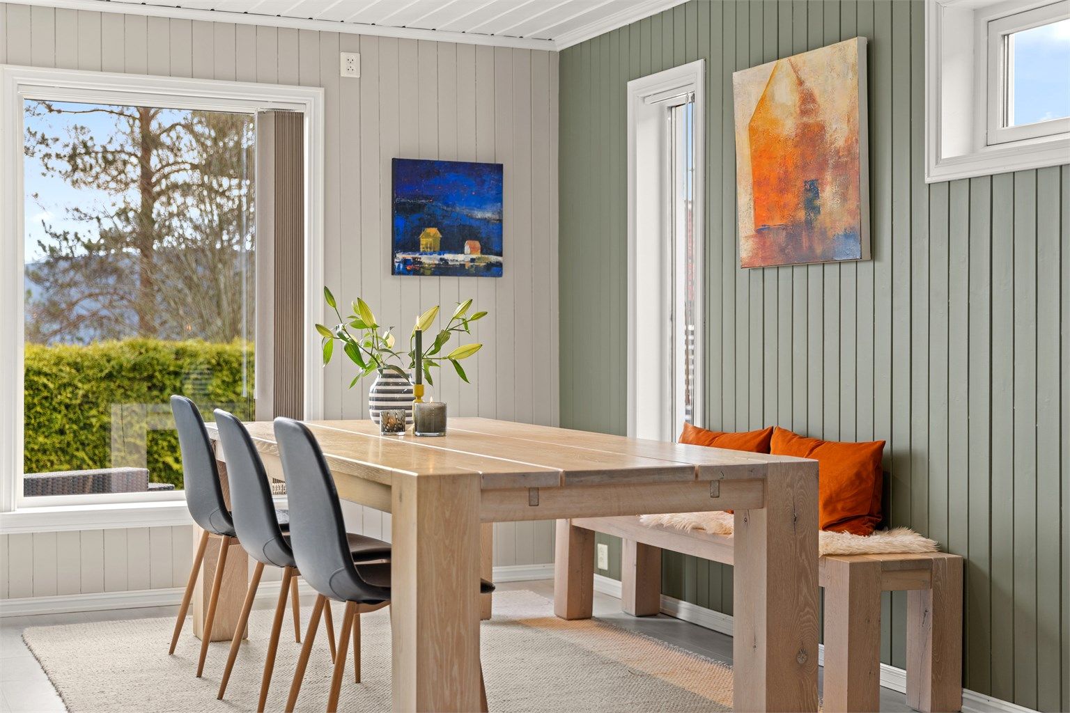 Spiseplassen har fint lysinnfall fra store vinduer