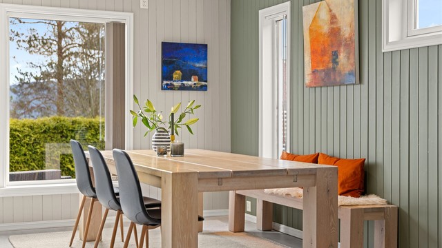 Spiseplassen har fint lysinnfall fra store vinduer
