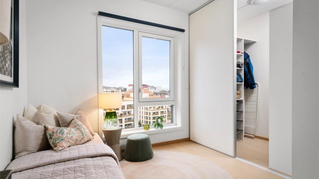 Leilighetens innvendige bod er tilknyttet soverom II og lett tilgjengelig bak skyvedører.