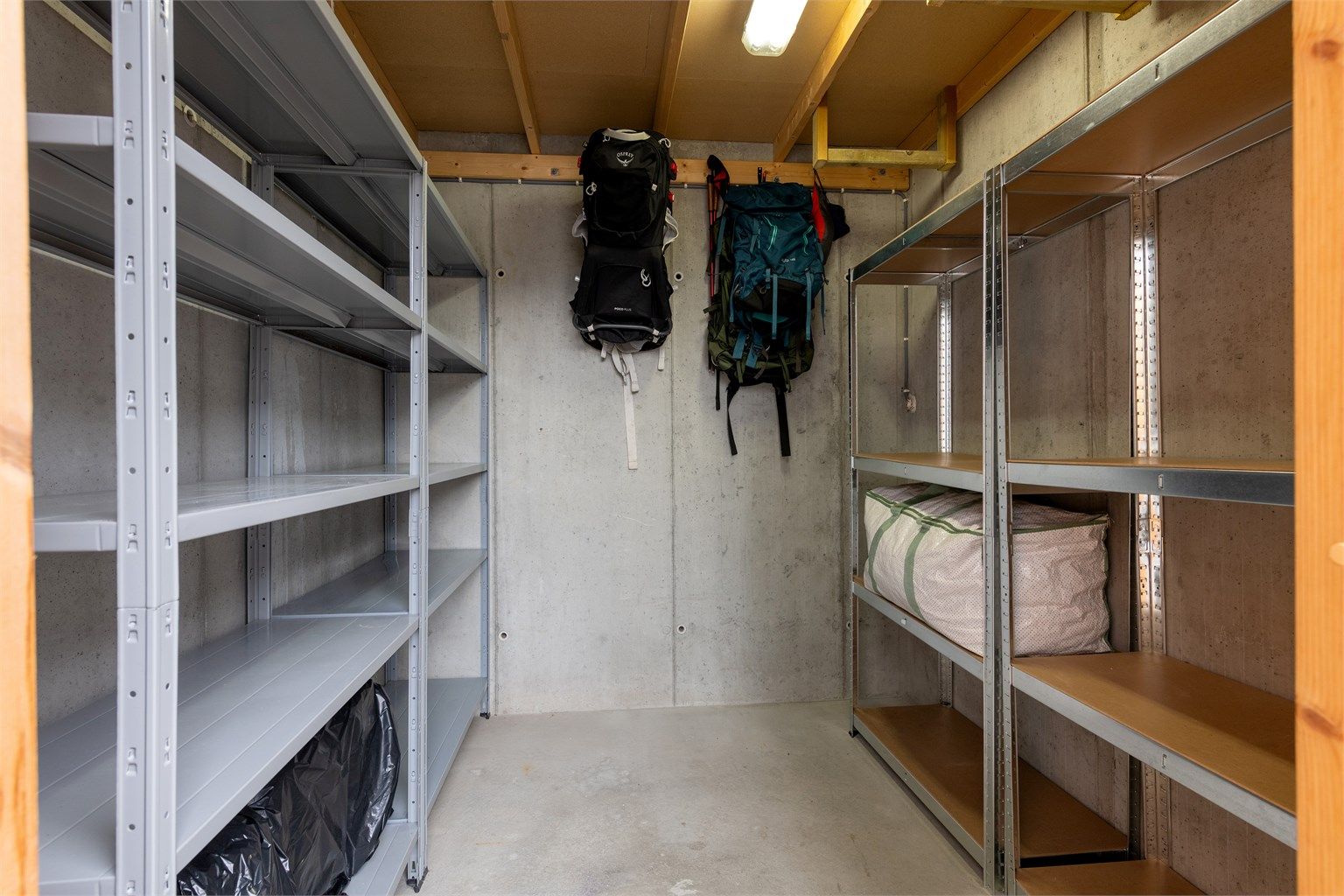 I tilknytning til garasjen er det en sportsbod på 5 m² med god plass til oppbevaring.