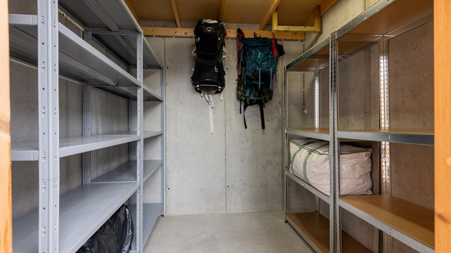 I tilknytning til garasjen er det en sportsbod på 5 m² med god plass til oppbevaring.