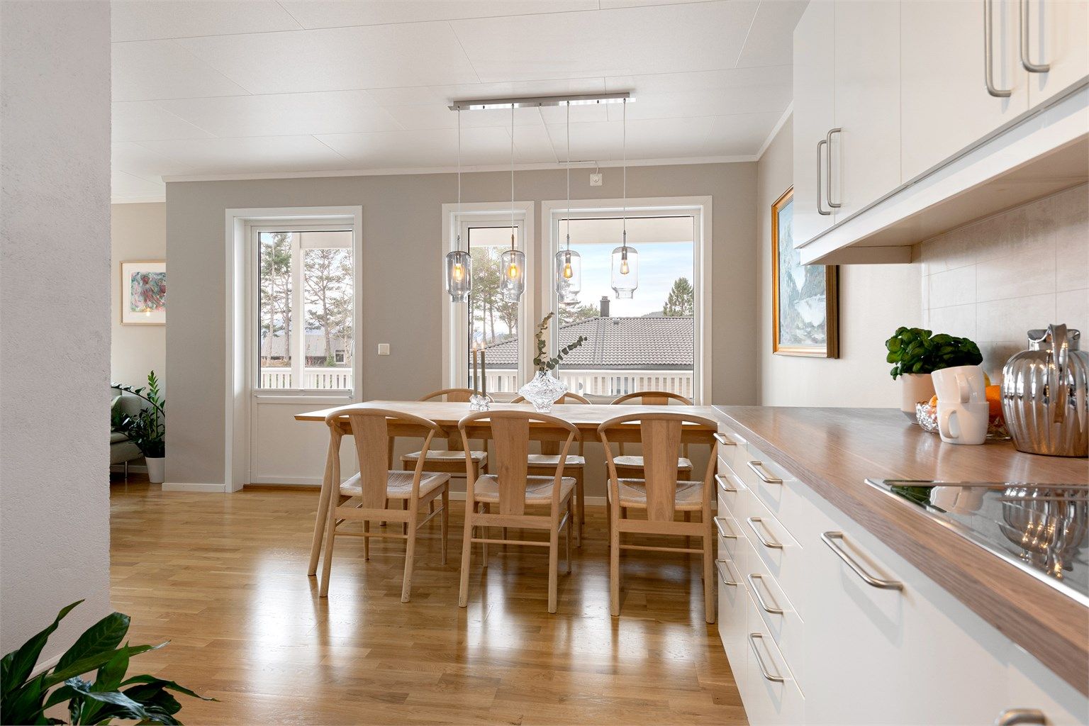 Innredningen fra Sigdal har glatte fronter og en laminert benkeplate. For ekstra trygghet er det installert automatisk vannstopper.