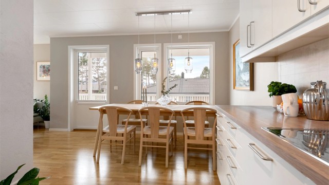 Innredningen fra Sigdal har glatte fronter og en laminert benkeplate. For ekstra trygghet er det installert automatisk vannstopper.