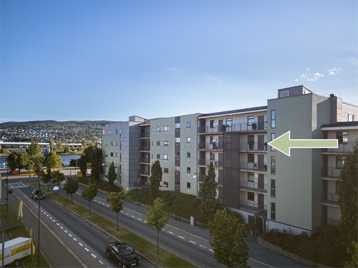 Her bor du med umiddelbar nærhet til både byliv og rekreasjonsområder.