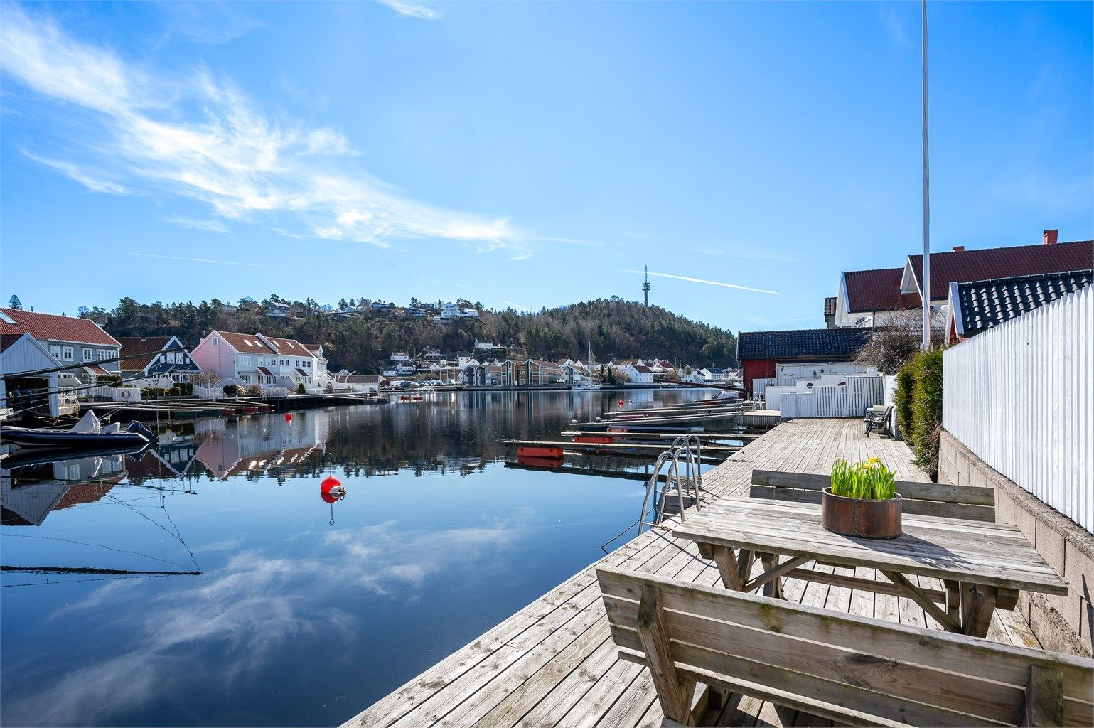 Felles brygge med vakker utsikt. Venstre del av bryggen tilhører sameiet.