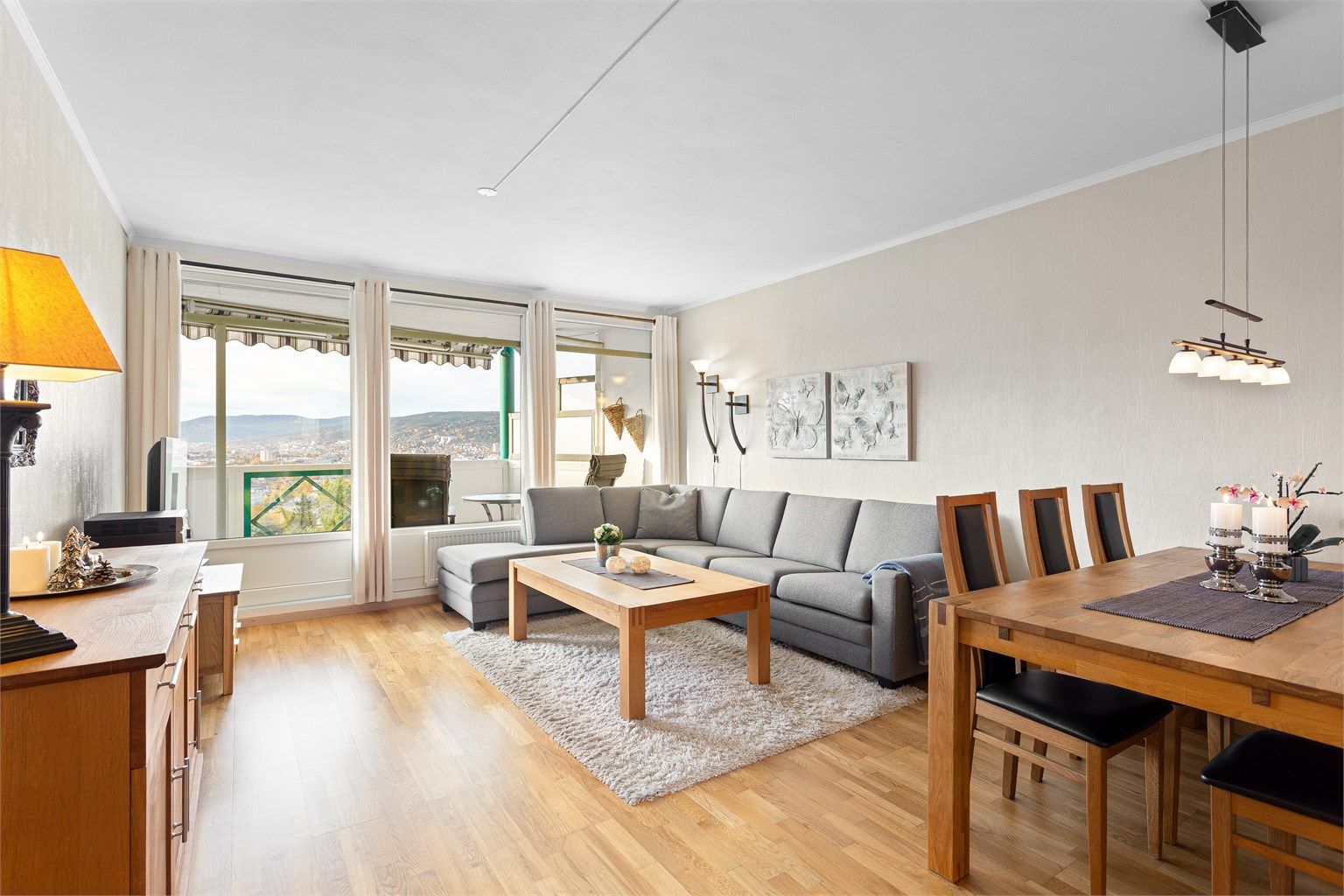 Vinduer fra 2010/2021 og balkongdør fra 2021