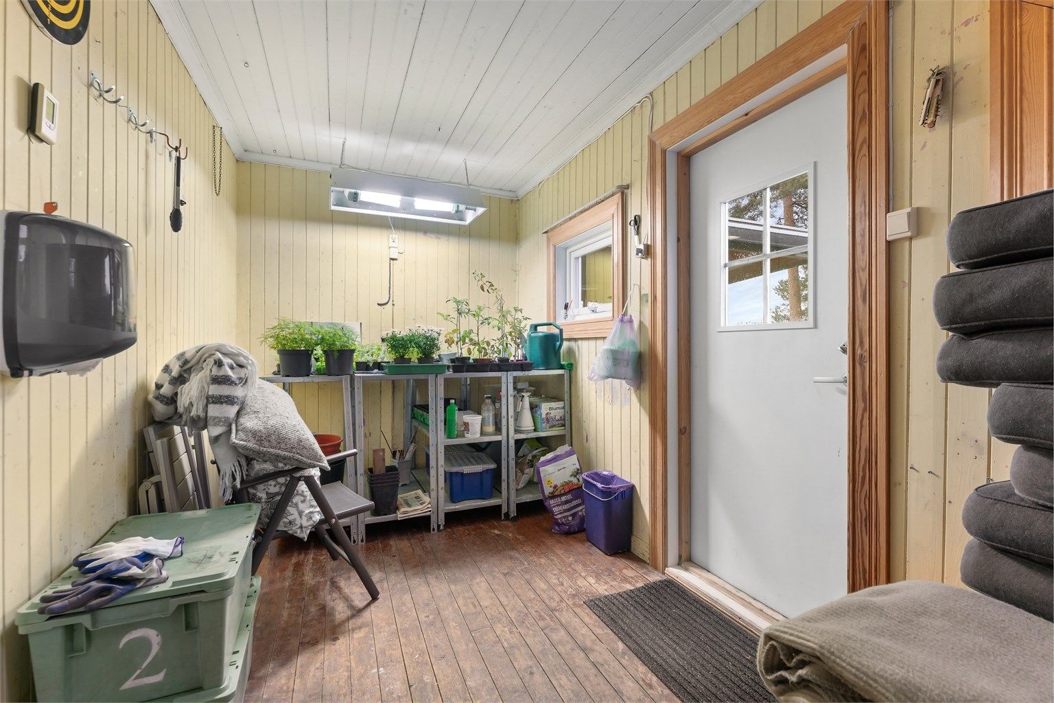 Ved garasjen og plattingen finner du en praktisk stall