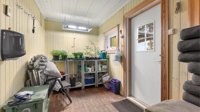 Ved garasjen og plattingen finner du en praktisk stall