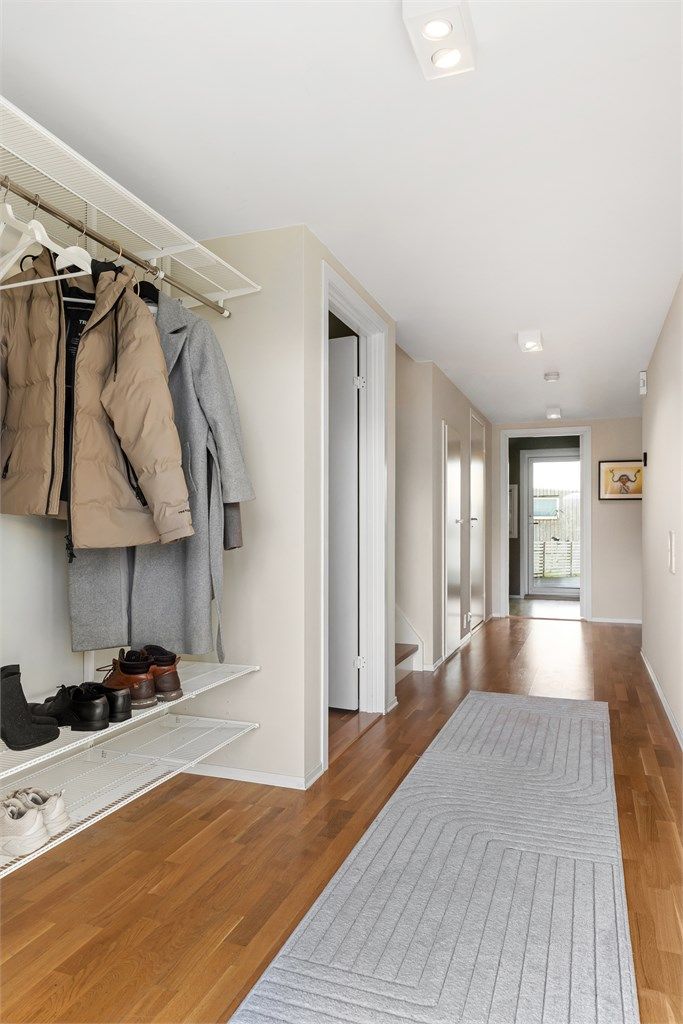 Romslig entre med god plass til yttertøy – en innbydende start på dette flotte rekkehyuset.