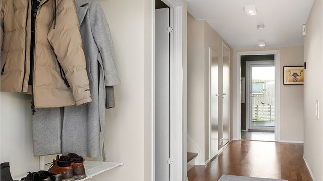 Romslig entre med god plass til yttertøy – en innbydende start på dette flotte rekkehyuset.