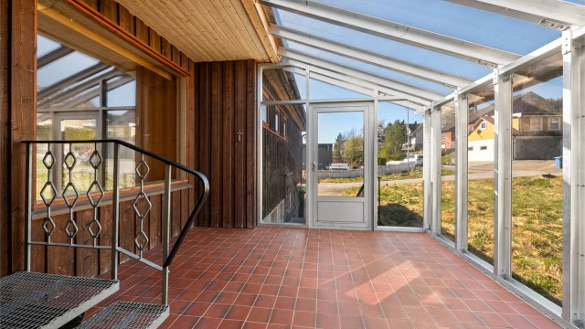 Overbygd og tilbygget balkong på 14 kvm med glasstak og vegger mot nordvest