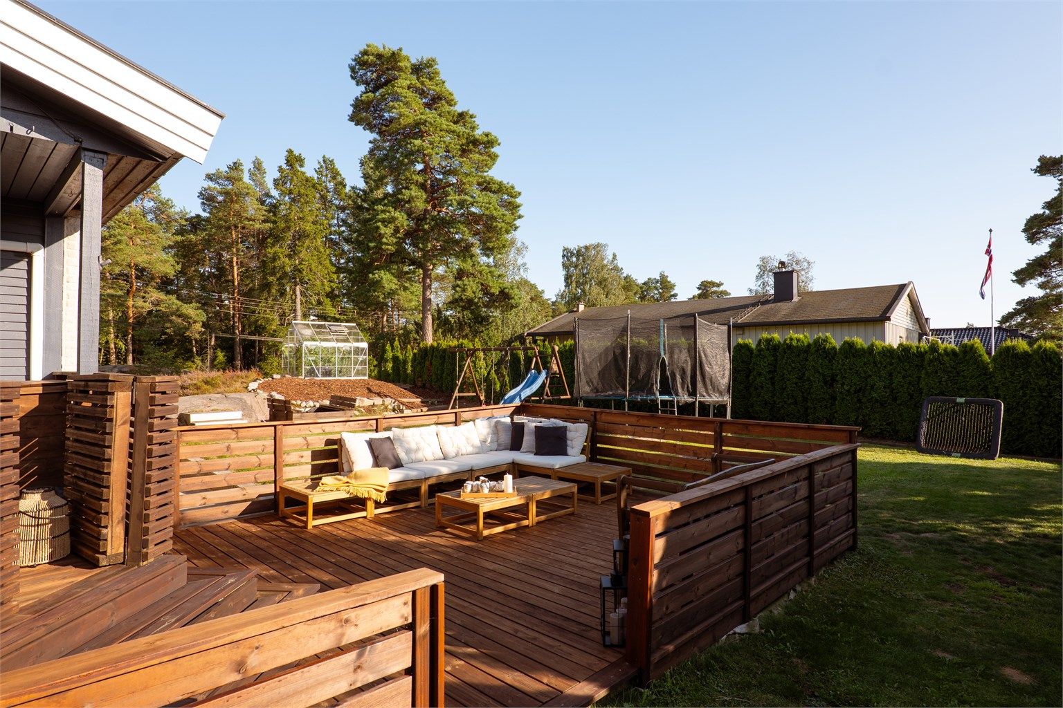 Det er lite direkte innsyn til både hagen og terrassene.