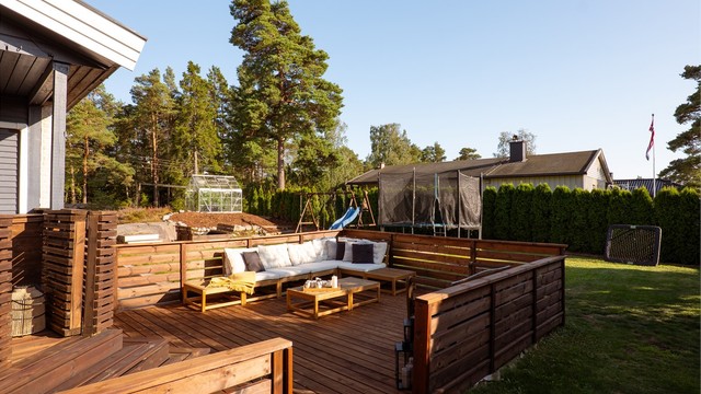 Det er lite direkte innsyn til både hagen og terrassene.