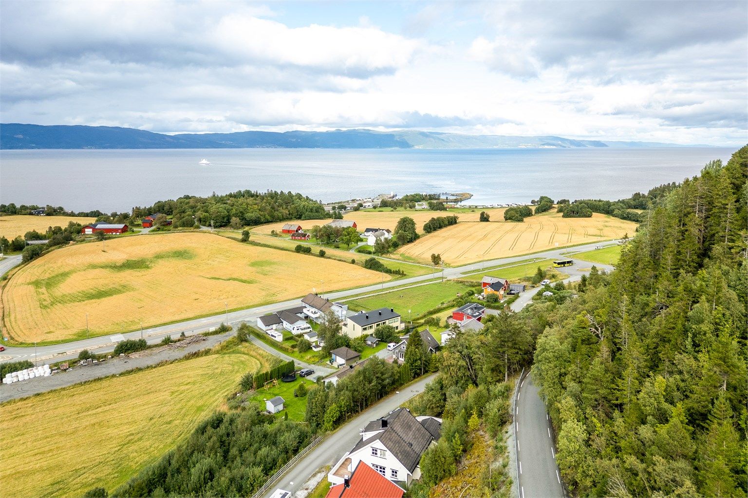Nærmeste bussholdeplass er Flakkråa, som ligger kun to minutters gange unna og tilbyr hyppige avganger direkte til Trondheim som tar omtrent 25 minutter.
