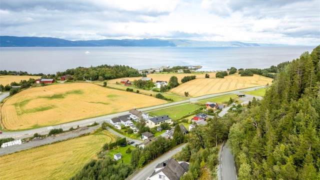 Nærmeste bussholdeplass er Flakkråa, som ligger kun to minutters gange unna og tilbyr hyppige avganger direkte til Trondheim som tar omtrent 25 minutter.