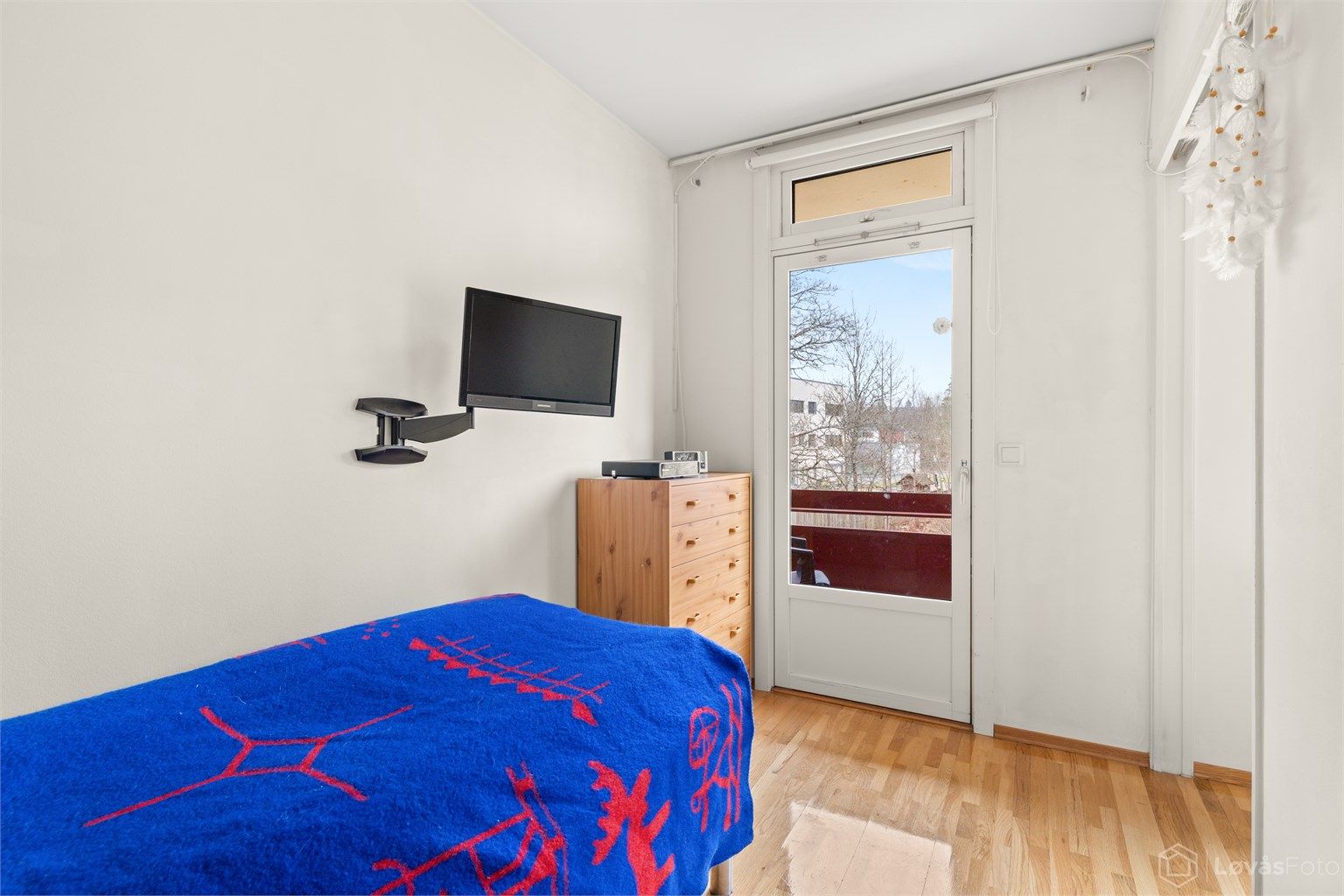 Fra soverommet er det utgang til balkong hyggelig utsyn til atriet