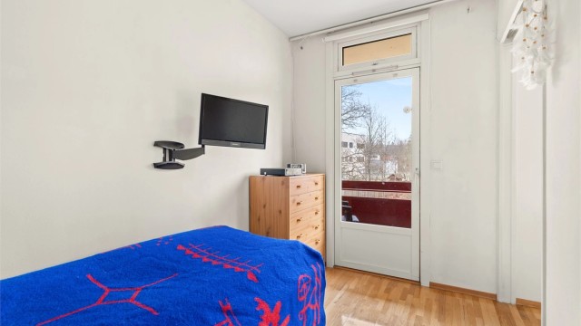 Fra soverommet er det utgang til balkong hyggelig utsyn til atriet