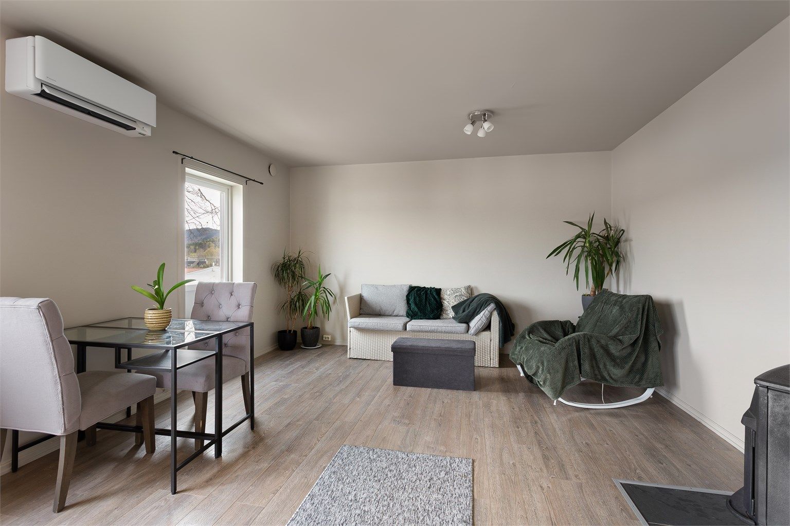 Stuen i hovedleiligheten har en luft-til-luft-varmepumpe som sikrer effektiv oppvarming.