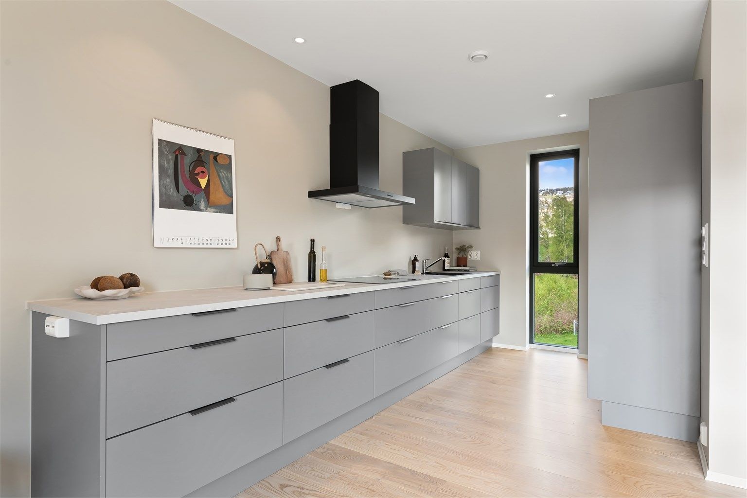 Lekkert kjøkken med integrerte hvitevarer.