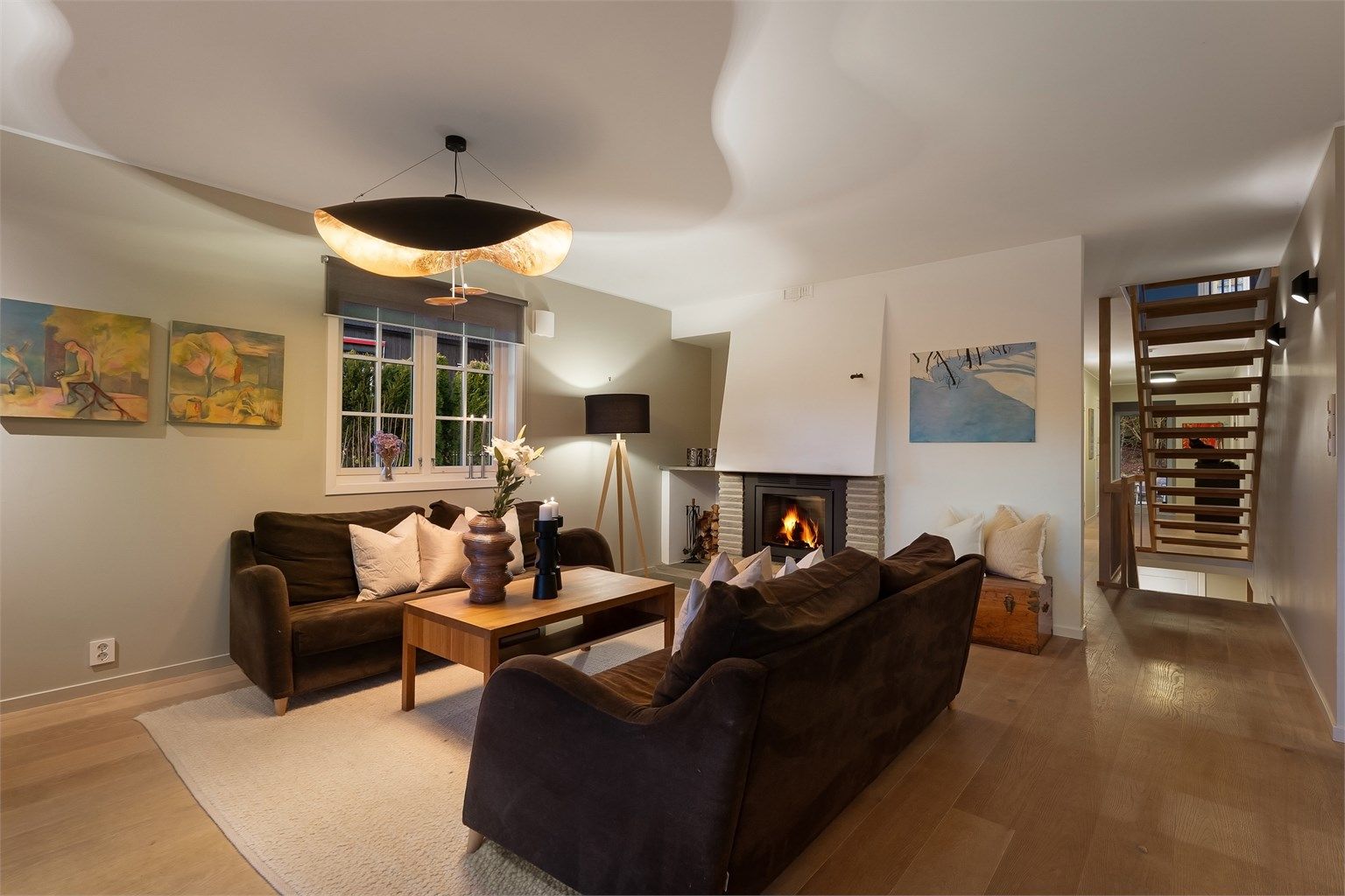 Lekker 1-stavs eikeparkett lagt i hele etasjen. Nyere peinsinnsats i grue fra 2023