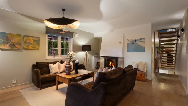 Lekker 1-stavs eikeparkett lagt i hele etasjen. Nyere peinsinnsats i grue fra 2023