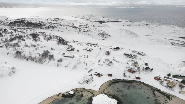 Man krysser fra Storfosna til Kråkvåg via en lang og smal særegen bru og ankommer Trøndelags egen lille «Saltkråkan».