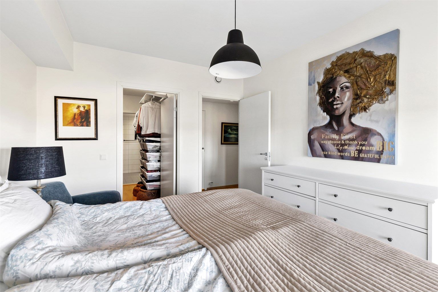 Fra hovedsoverommet er det inngang til et praktisk walk-in-closet med videre gjennomgang til bad.