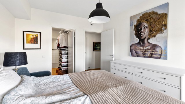 Fra hovedsoverommet er det inngang til et praktisk walk-in-closet med videre gjennomgang til bad.