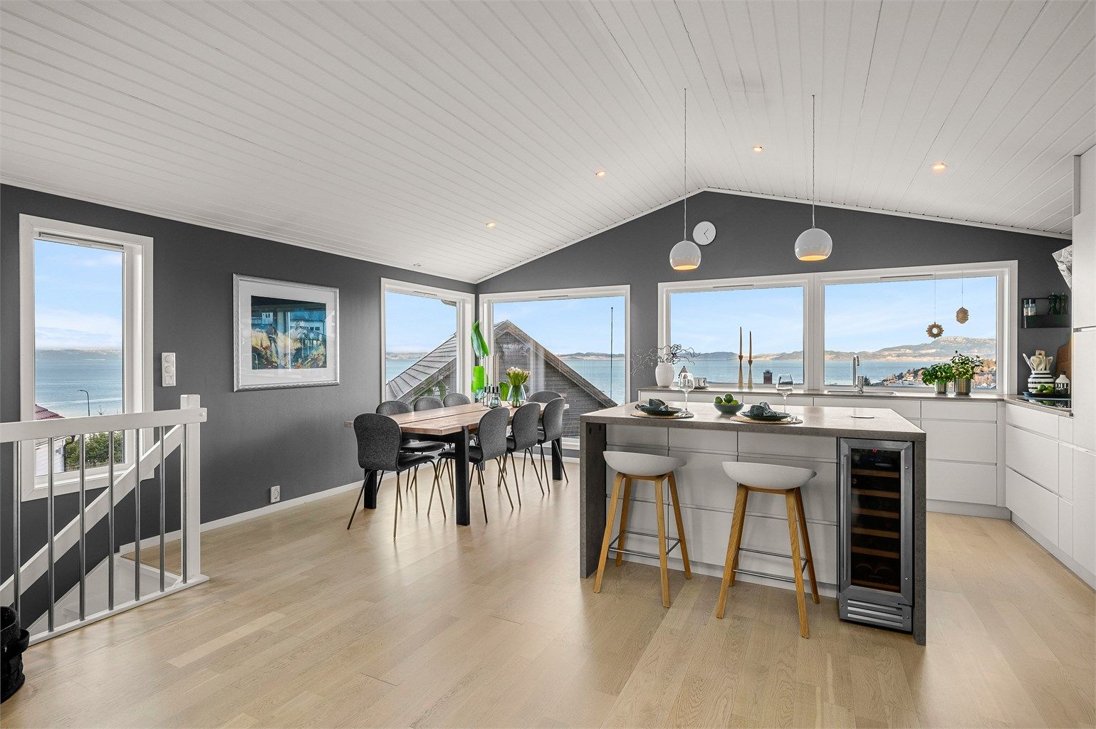 Velkommen til Elgstien 8 – en innholdsrik og flott enebolig med fantastisk utsikt og familievennlig beliggenhet på Vikhammer.
