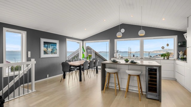 Velkommen til Elgstien 8 – en innholdsrik og flott enebolig med fantastisk utsikt og familievennlig beliggenhet på Vikhammer.