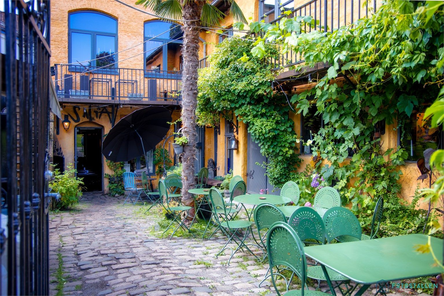 Den velrenommerte Smia ligger rett ned i gaten, en autentisk nabolagsrestaurant kjent for god mat og hyggelig atmosfære