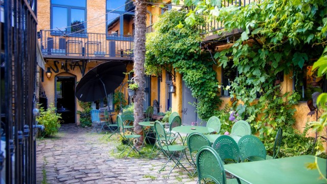 Den velrenommerte Smia ligger rett ned i gaten, en autentisk nabolagsrestaurant kjent for god mat og hyggelig atmosfære