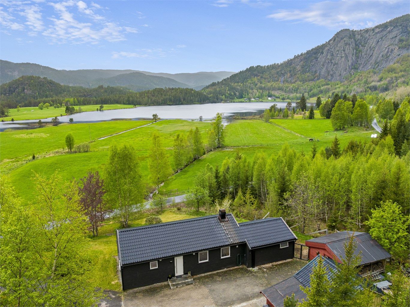Her har man en idyllisk og fredfull utsikt. Eiendommen er stor og perfekt for den som ønsker plass til hobbyprosjekter eller holde dyr. 