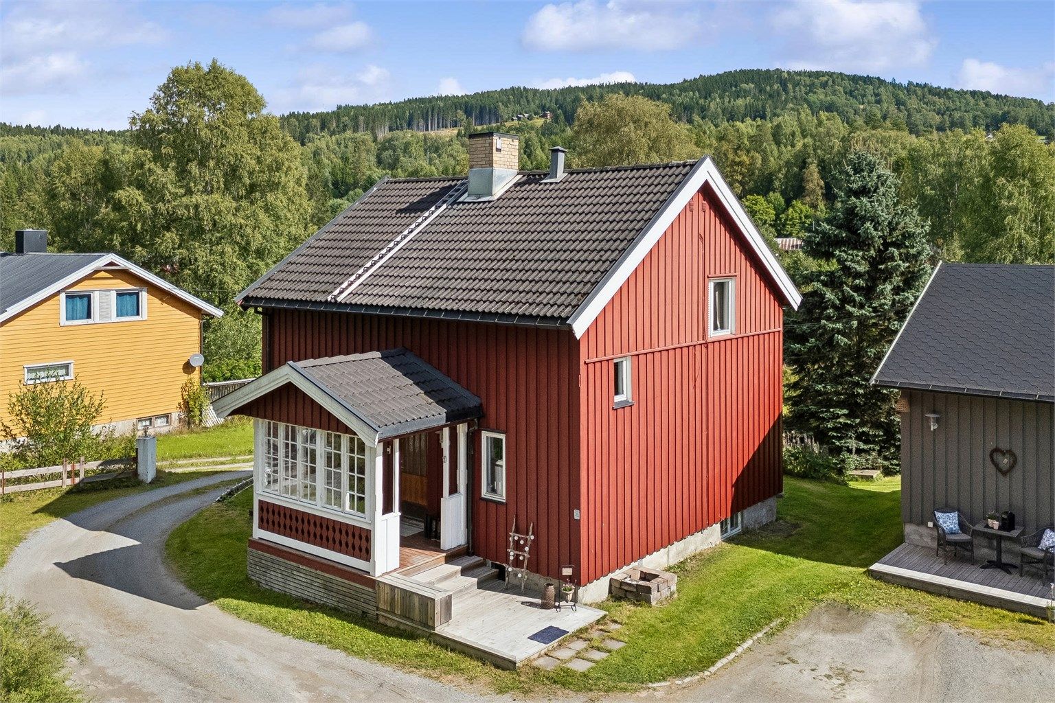 Beliggenheten på Kvernstubrua gir en fin kombinasjon av landlige omgivelser og nærhet til hverdagsfasiliteter.
