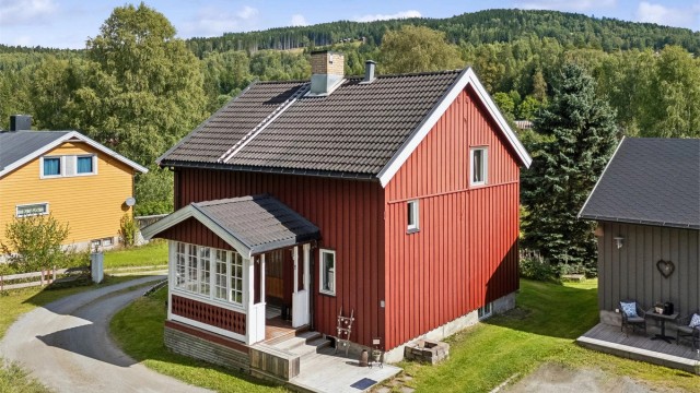 Beliggenheten på Kvernstubrua gir en fin kombinasjon av landlige omgivelser og nærhet til hverdagsfasiliteter.