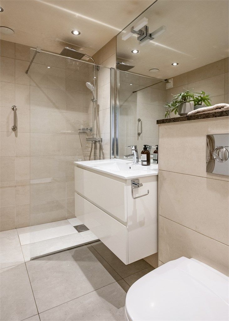 For ekstra komfort er det både regn- og hånddusj, samt varme i det flislagte gulvet.