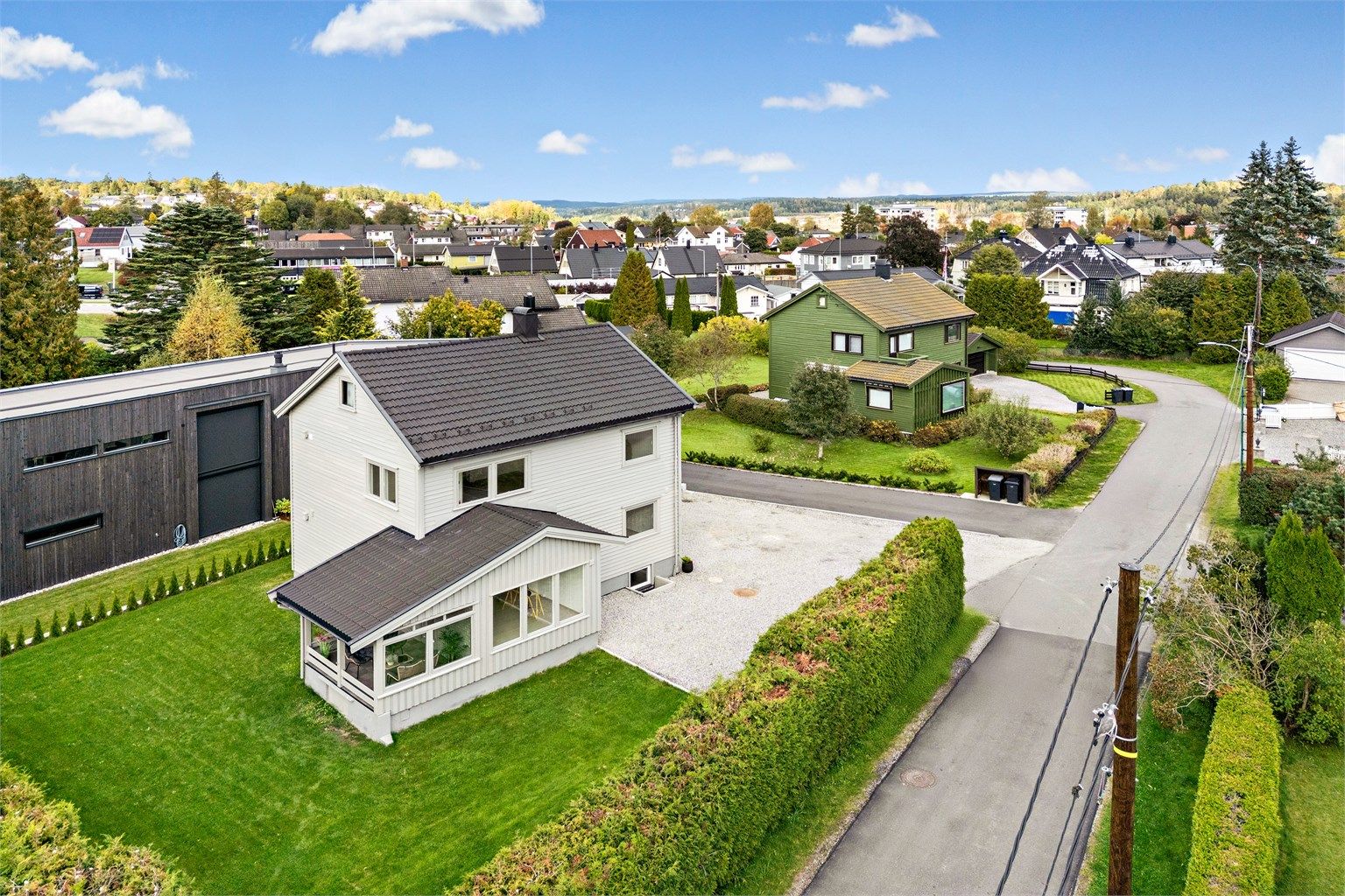 Stor og innholdsrik enebolig beliggende i et rolig, sentrumsnært og barnevennlig område på Finstad