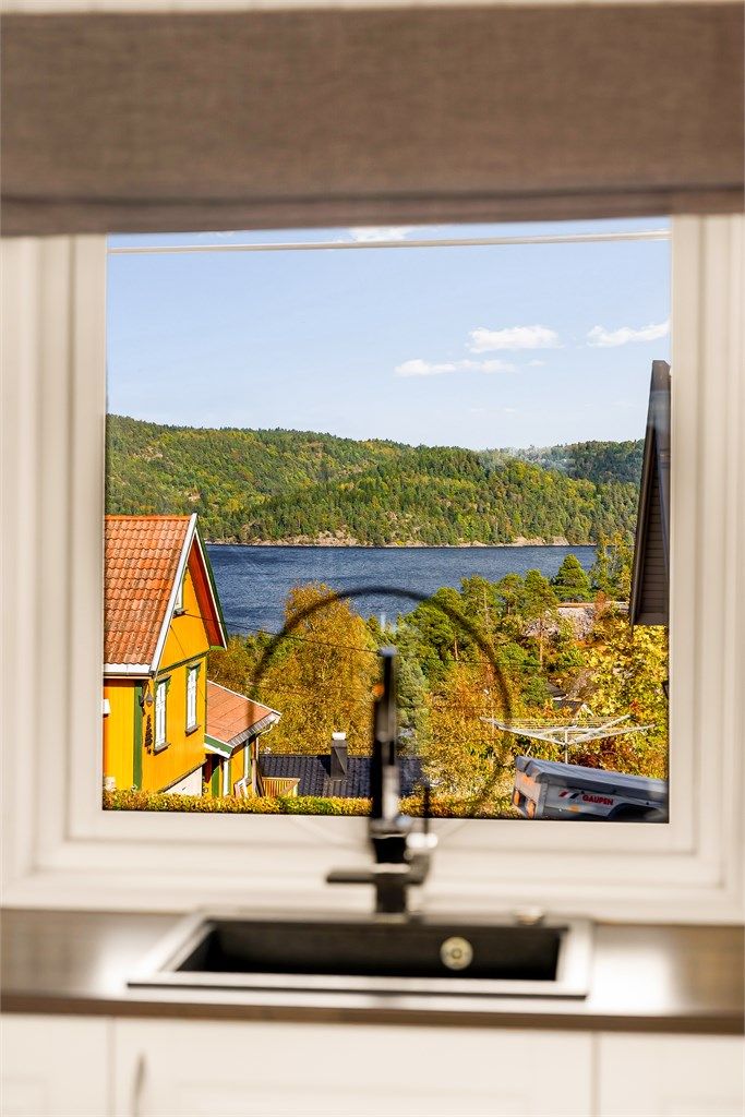 Fra kjøkkenet er det også utsikt mot fjorden.