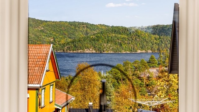 Fra kjøkkenet er det også utsikt mot fjorden.